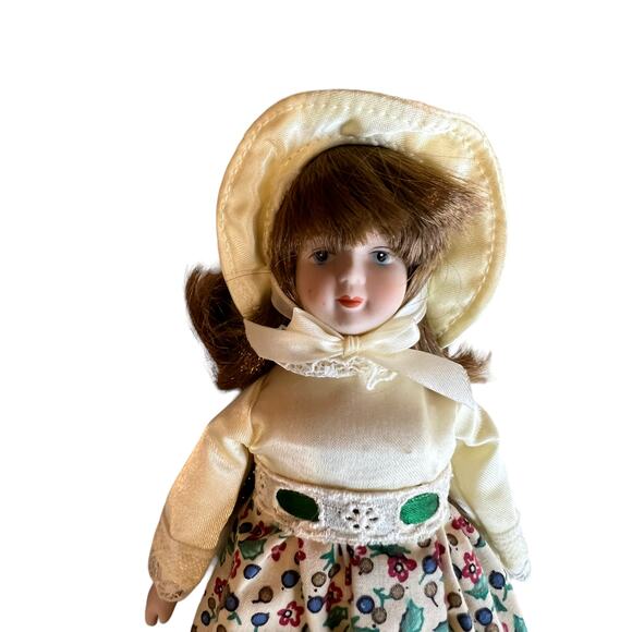 Vintage Gorham Doll of the Month December 1983 - Picture 3 of 8